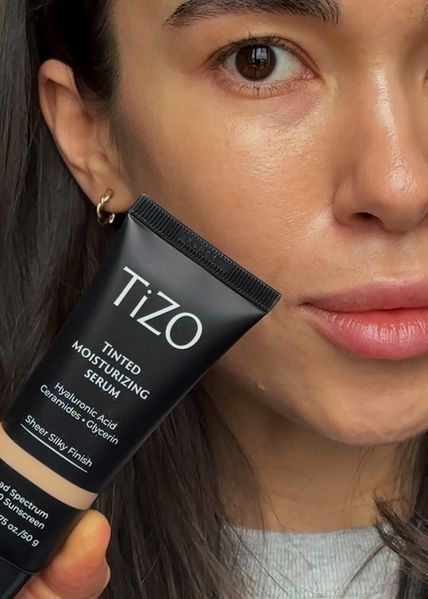Тонуюча сироватка TiZO Tinted Moisturizing Serum SPF 30 Light TZ01 фото